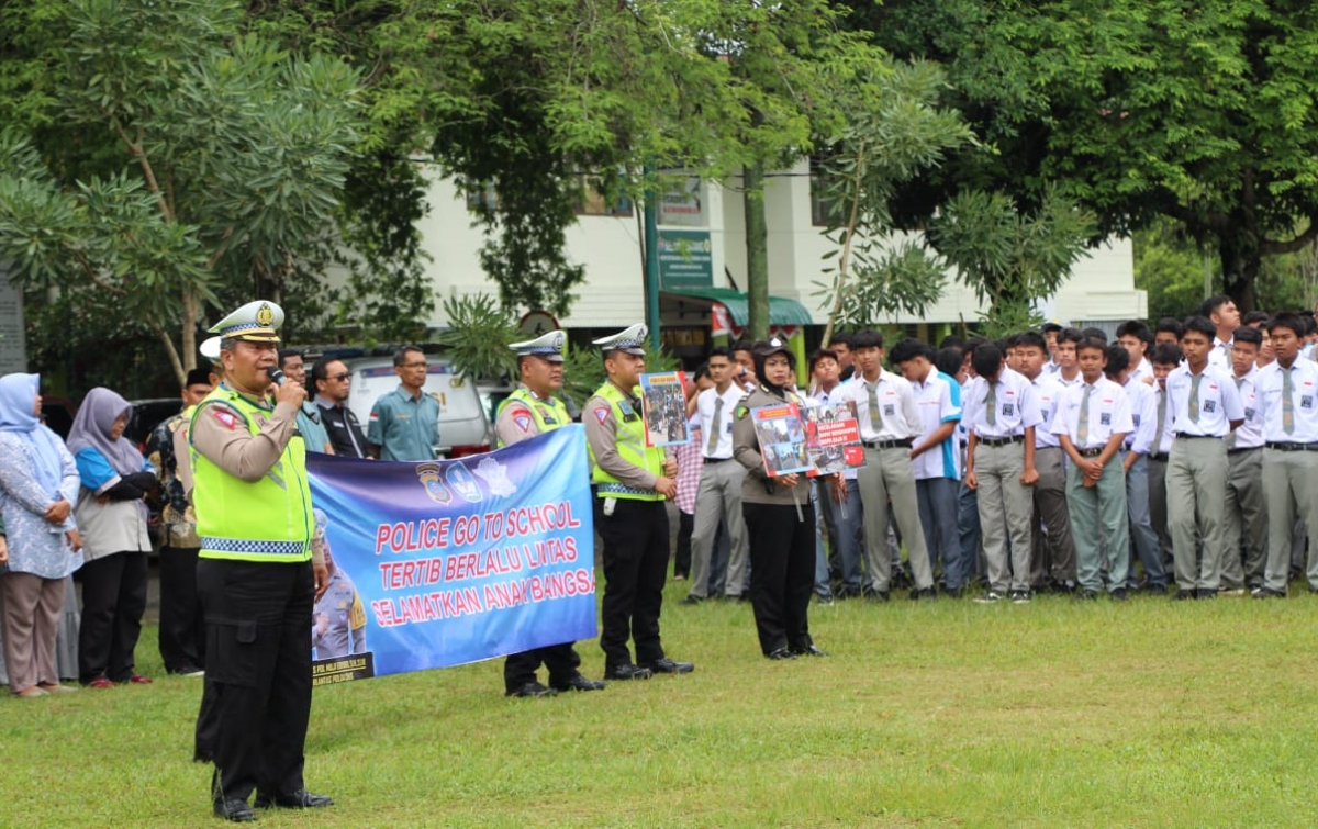 Police Go To School Sambangi Perguruan Panca Budi Medan