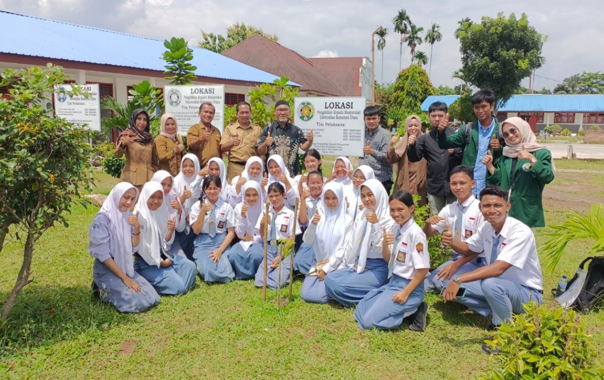 Dosen USU Latih Guru dan Siswa SMAN 1 Dolok Batu Nanggar Gunakan Aplikasi Komputer Akuntansi