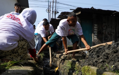 Perkuat Budaya Gotong Royong, Tuan Guru Sahabat Ganjar Bersihkan Desa