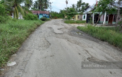 Kondisi Jalan Menuju Desa Tebingtinggi Tanjung Beringin Rusak Berat