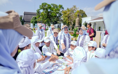 Siswa Madrasah Bermain MB Junior Bersama Iriana Jokowi dan OASE KIM