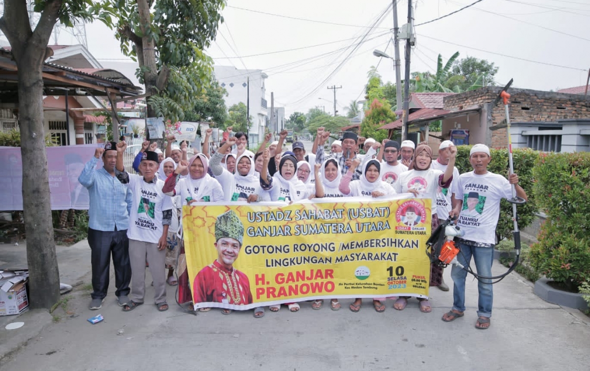 Genangan Air Hambat Aktivitas Warga, Usbat Ganjar Gotong Royong Bersihkan Lingkungan