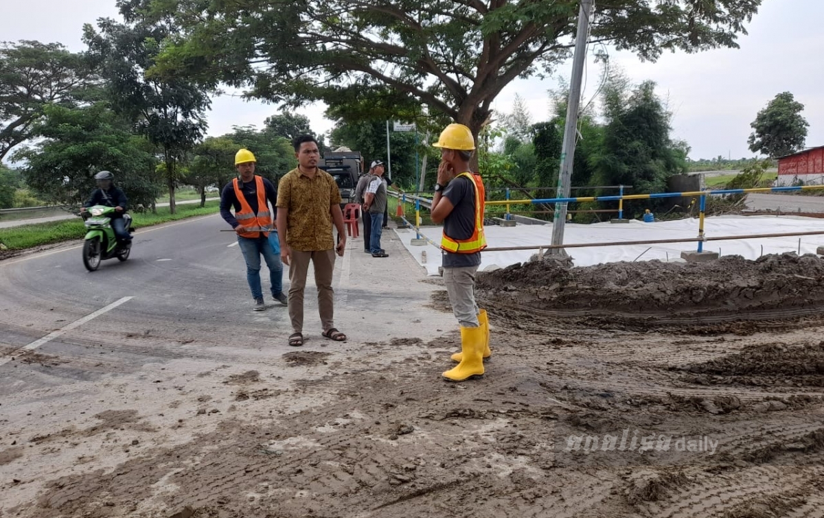 Jalan Lintas Menuju Bandara Kualanamu Licin-Berlumpur, Membahayakan Pengendara