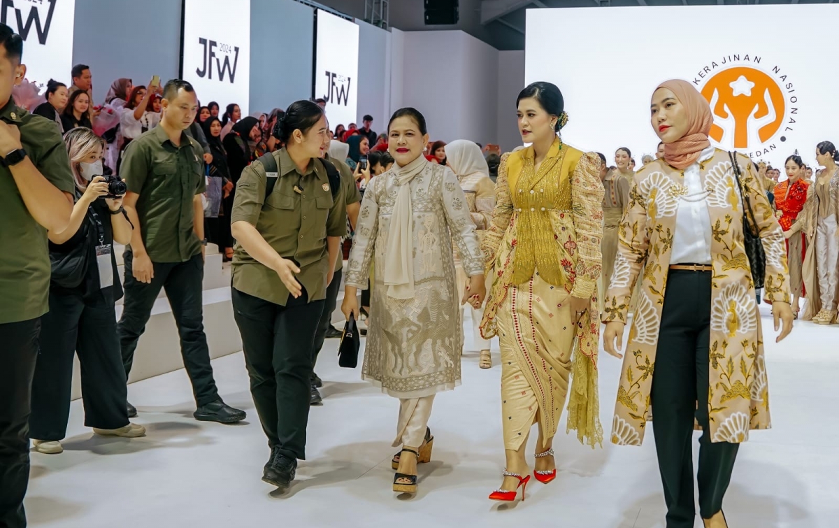 Kahiyang Ayu Perkenalkan Wastra Kota Medan di JFW 2023