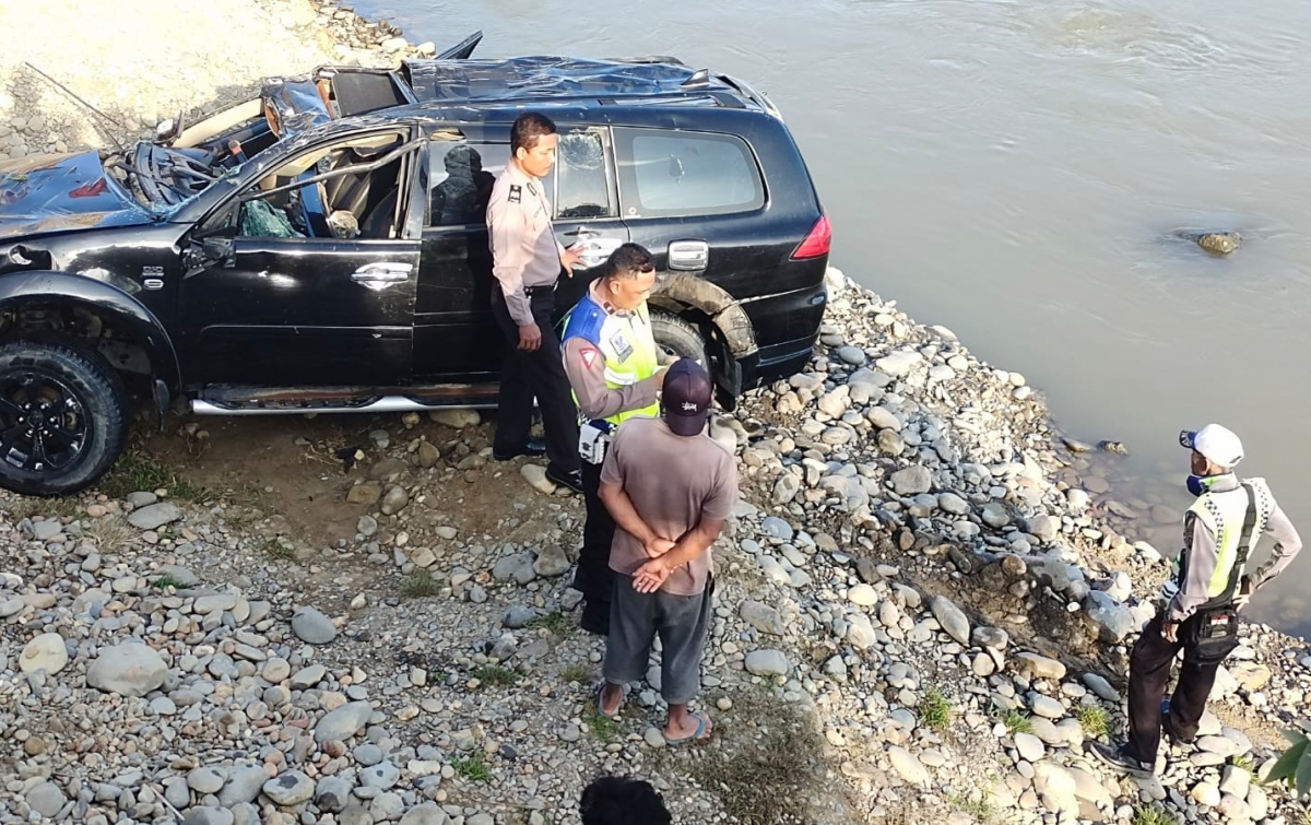 Mobil Terjun ke Sungai Batang Serangan, 1 Tewas dan 2 Luka-luka