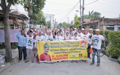 Genangan Air Hambat Aktivitas Warga, Usbat Ganjar Gotong Royong Bersihkan Lingkungan