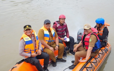 Naik Perahu Karet, Bobby Nasution Cek Progress Gotong Royong Bersih-bersih Sungai Deli