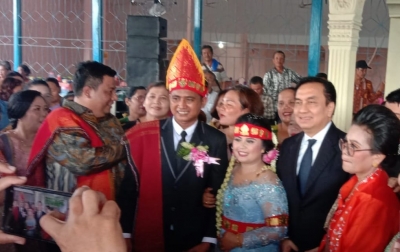 Bentuk Kepedulian, Effendi Simbolon Hadiri Pernikahan Anggota PSBI di Simalungun