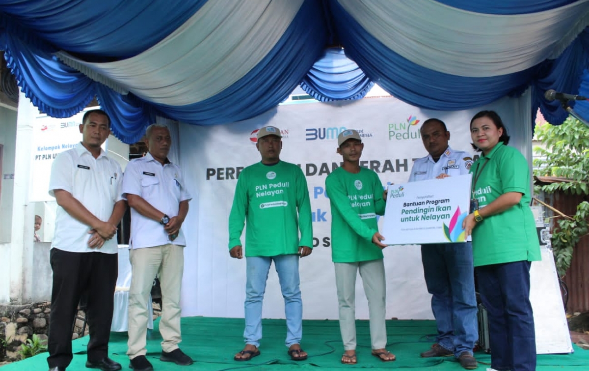 PLN Beri Bantuan Mesin Pendingin Ikan ke Nelayan Sibolga