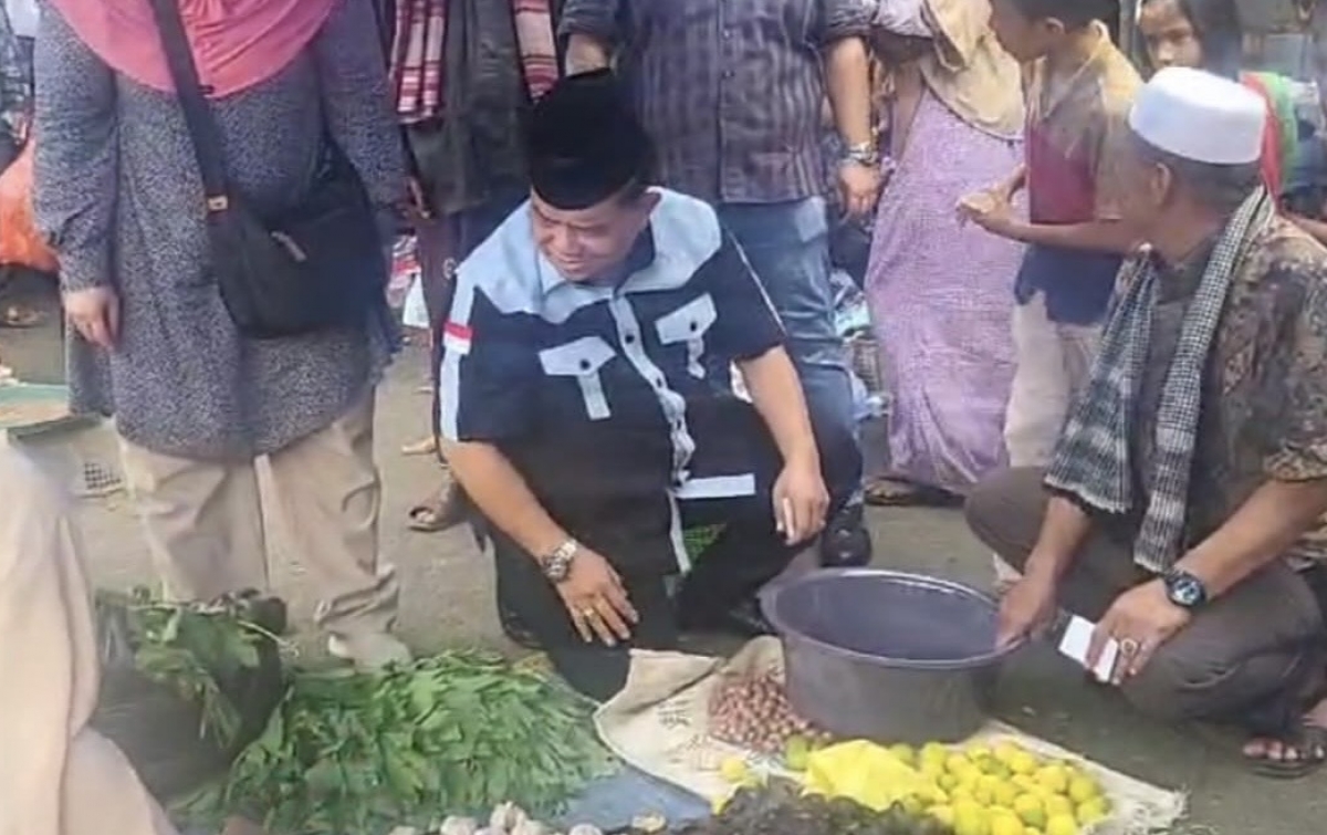 Hamsiruddin Siregar Dipanggil Warga ‘Pak Bupati’ Setibanya di Pasar Matanggor
