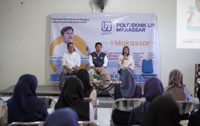 Saat Hadir di LP3i Makassar, Prof Ridha Yakin Mahasiswa Miliki Peluang Bersaing di Luar Negeri