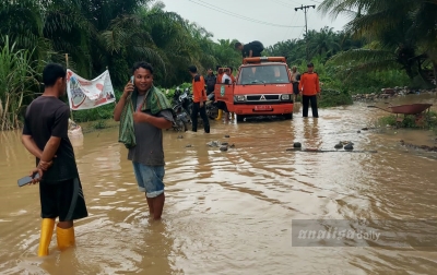Jalan Barakaz Tergenang Banjir dan Dua Desa Terendam