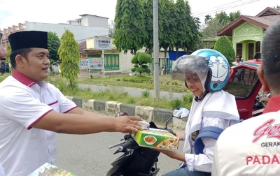 TKD Prabowo-Gibran Bagikan Makan Siang dan Susu ke Warga