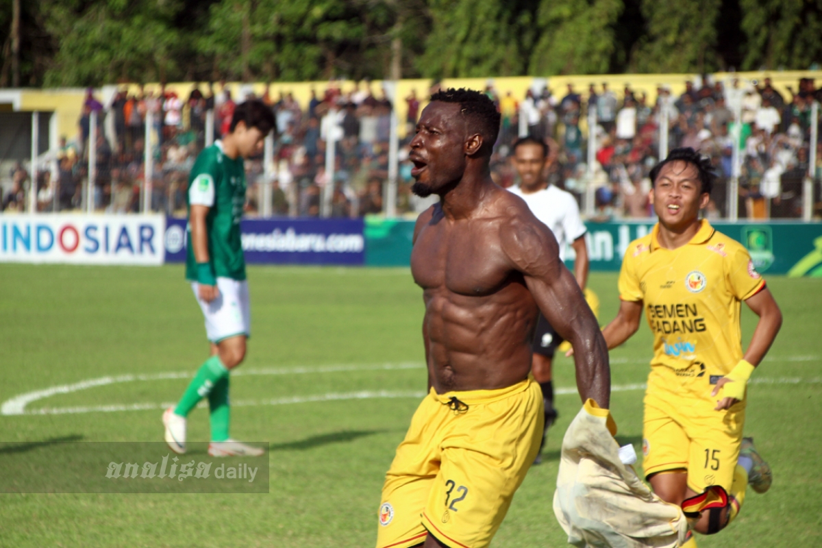 Kenneth Ngwoke Bawa Semen Padang Unggul 1-0 Atas PSMS