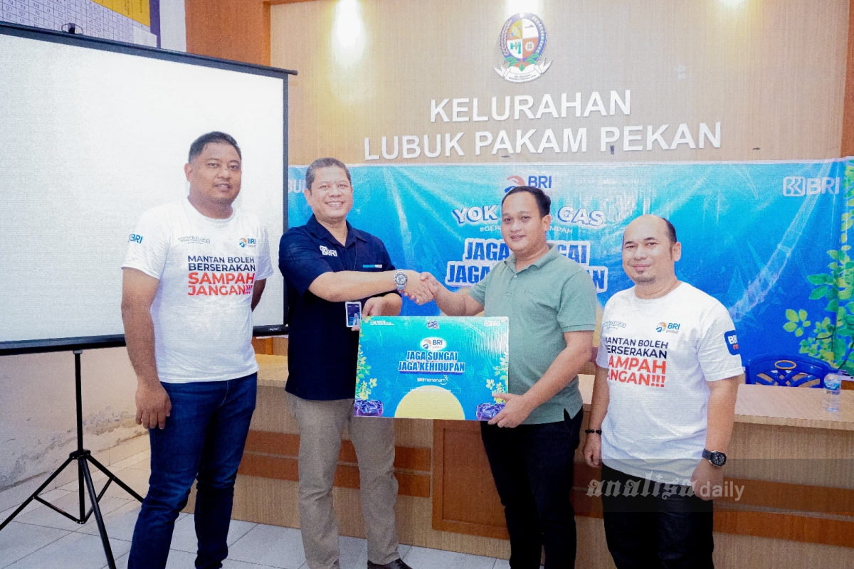 BRI Lubukpakam Tanam Pohon dan Bersih Sungai Kualanamu