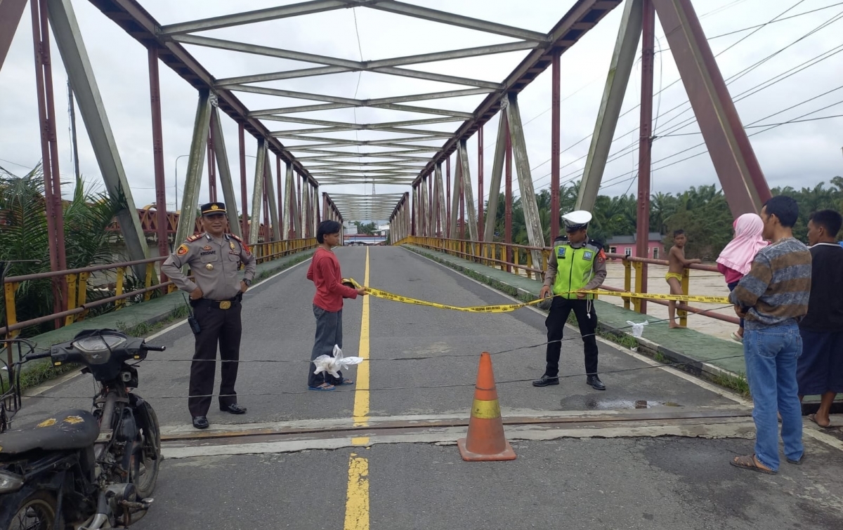 Jembatan Sei Barumun Kota Pinang Amblas, Polres Labusel Alihkan Arus Lalu Lintas