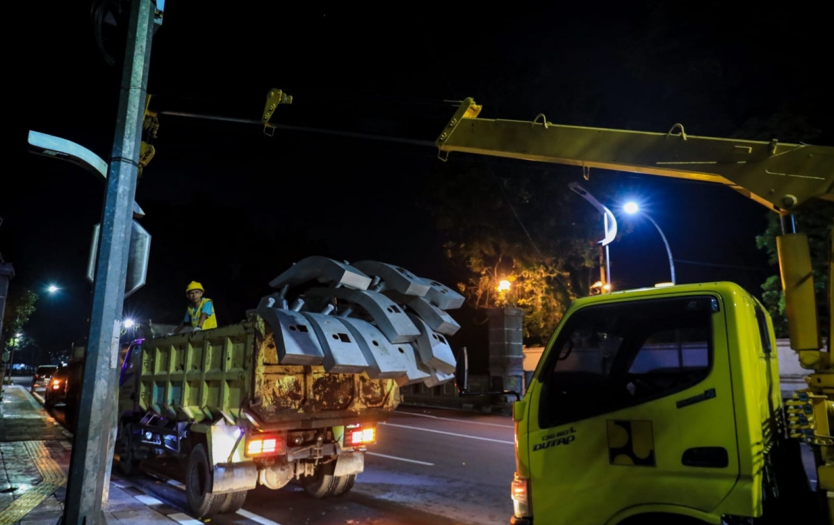 Pemko Medan Bongkar Lampu Jalan Disebut Netizen Mirip ‘Pocong’