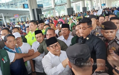 Gus Muhaimin Tiba di Kualanamu, Pendukung Teriakan Satu Putaran AMIN Menang Pilpres