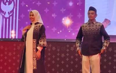 Kemenag Rilis Seragam Baru Batik Jemaah Haji 2024