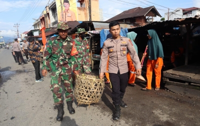 Peringati Hari Juang Kartini, Personel TNI dan Polres Palas Bersihkan Sampah di Pusat Pasar
