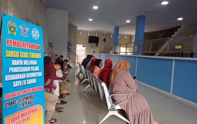 Pelayanan Samsat Tembung Parah, Masyarakat Sudah ‘Berjubel’ Petugas Tak Ada