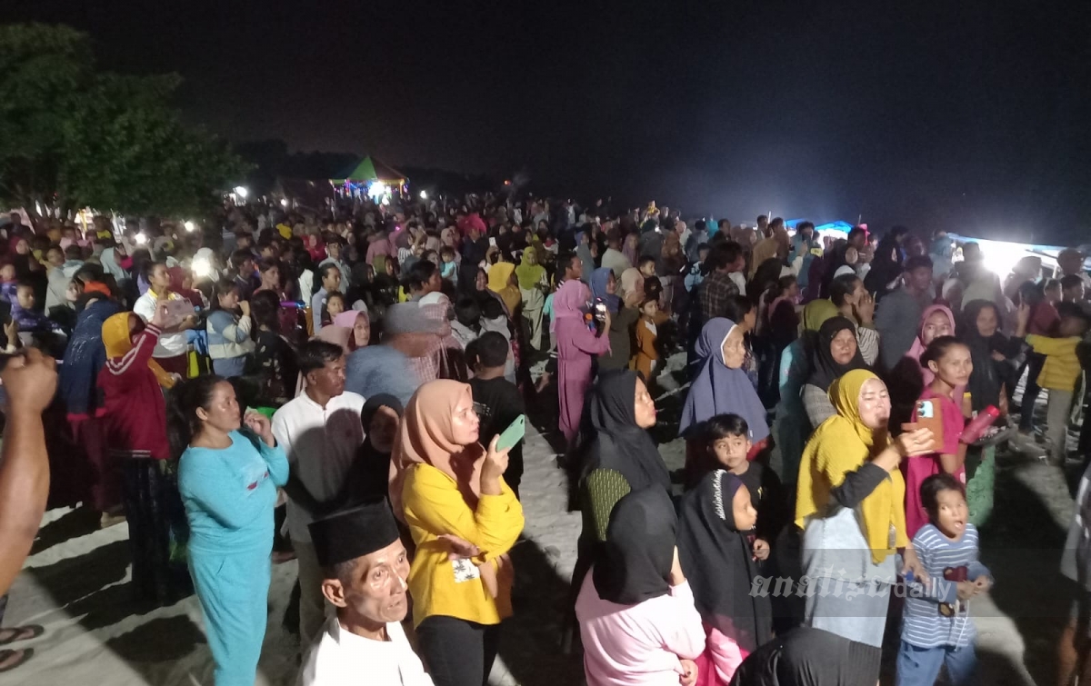 Ribuan Orang Ramaikan Pesta Kembang Api di Pantai Medeka Sambut Tahun Baru
