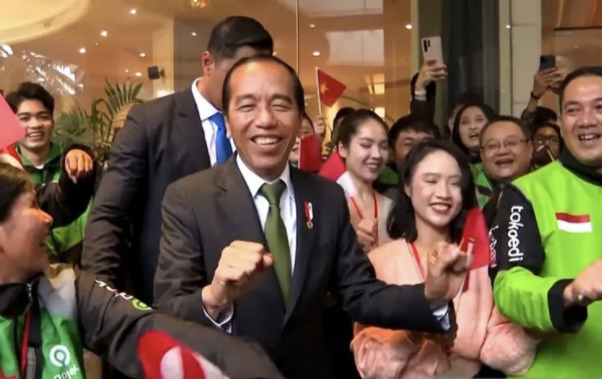 Kala Presiden Jokowi Joget Bareng WNI dan Pengendara Ojol di Vietnam
