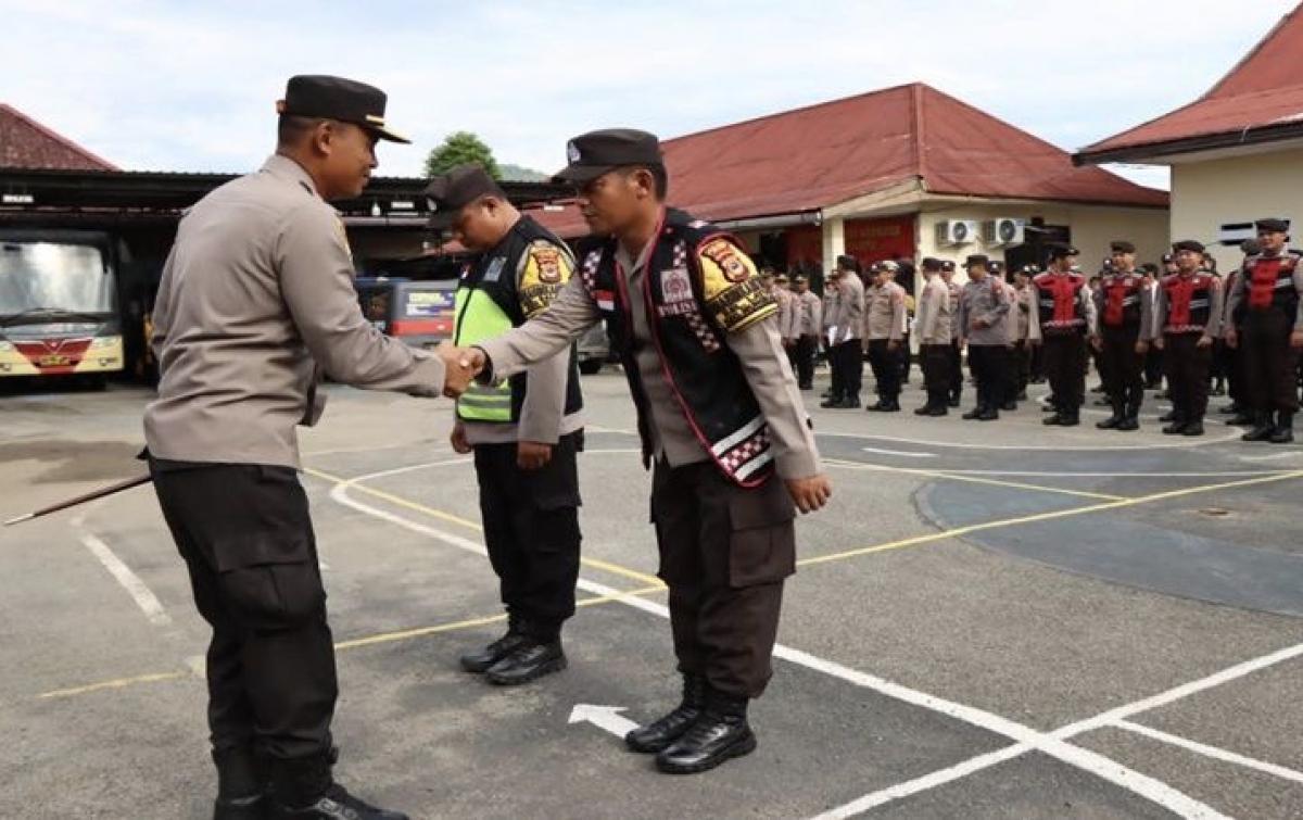 Jelang Pemilu dan Wujud Colling System, Kapolres Palopo Bagikan Rompi ke Personel