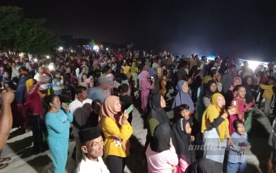 Ribuan Orang Ramaikan Pesta Kembang Api di Pantai Medeka Sambut Tahun Baru