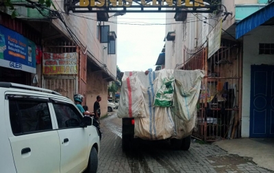 Truk Sampah Timbulkan Aroma Tidak Sedap dan Kemacetan Lalu Lintas
