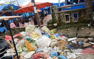 Sampah Berserakan di Dekat Pasar Sidikalang, Baunya Menyengat
