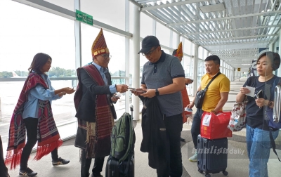 Rayakan HUT ke-75, Penumpang Garuda Indonesia Diberi Suvenir Produk UMKM Sumut