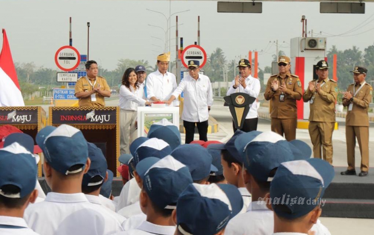 Jokowi Resmikan Jalan Tol Indrapura-Limapuluh dan Tebingtinggi-Indrapura
