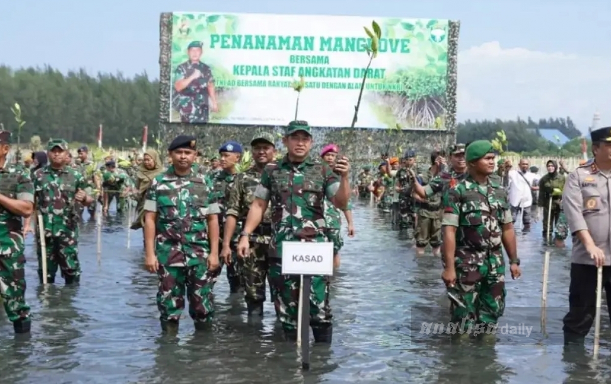 Kasad Maruli Simanjuntak Tanam Bibit Mangrove di Aceh