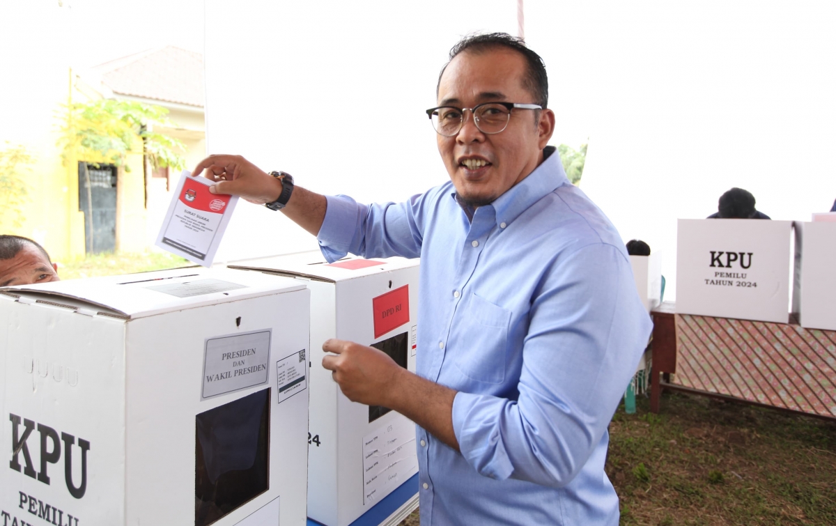 Wakil Wali Kota Medan Aulia Rachman Beserta Keluarga Mencoblos di TPS Titi Papan Medan Deli