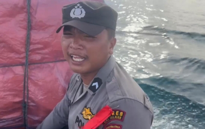 Beredar Video Polisi Bawa Kotak Suara Terombang-Ambing di Tengah Laut
