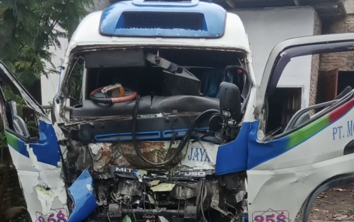 Bus Penumpang Tabrak Truk Parkir, 14 Luka-luka