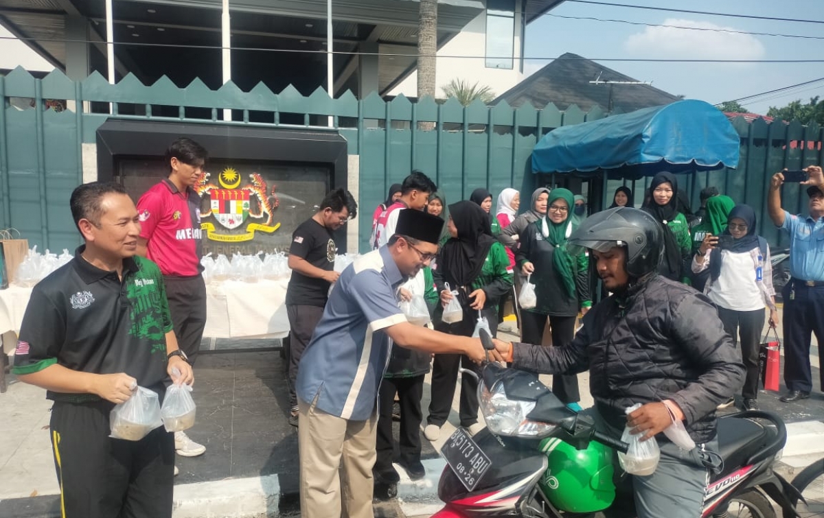 Konsulat Jenderal Malaysia Berbagi Bubur Lambuk ke Masyarakat Medan