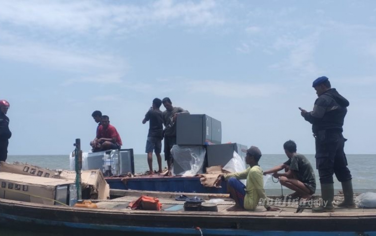 Kapal Kargo Tenggelam di Perairan Sergai, Nelayan Kaget Temukan Isi Kontainer