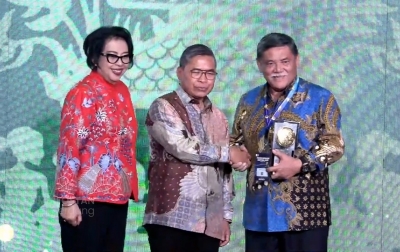 Dulu Ikut Angkut Sampah, Kini Ali Yusuf Langsung Terima Piala Adipura