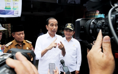 Tinjau Pasar Kawat Tanjungbalai, Jokowi Cek Ketersediaan Bahan Pokok, Utamanya Beras