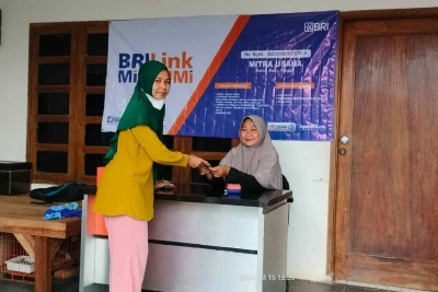 Kisah Agen Mitra UMi di Karawang, Tak Hanya Menambah Penghasilan Tapi Juga Bantu Ekonomi Warga Sekitar