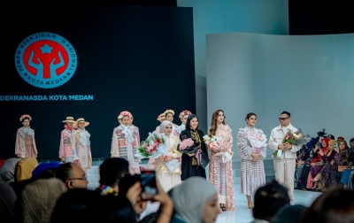 Wastra Terbaik Kota Medan Mejeng di Indonesia Fashion Week 2024
