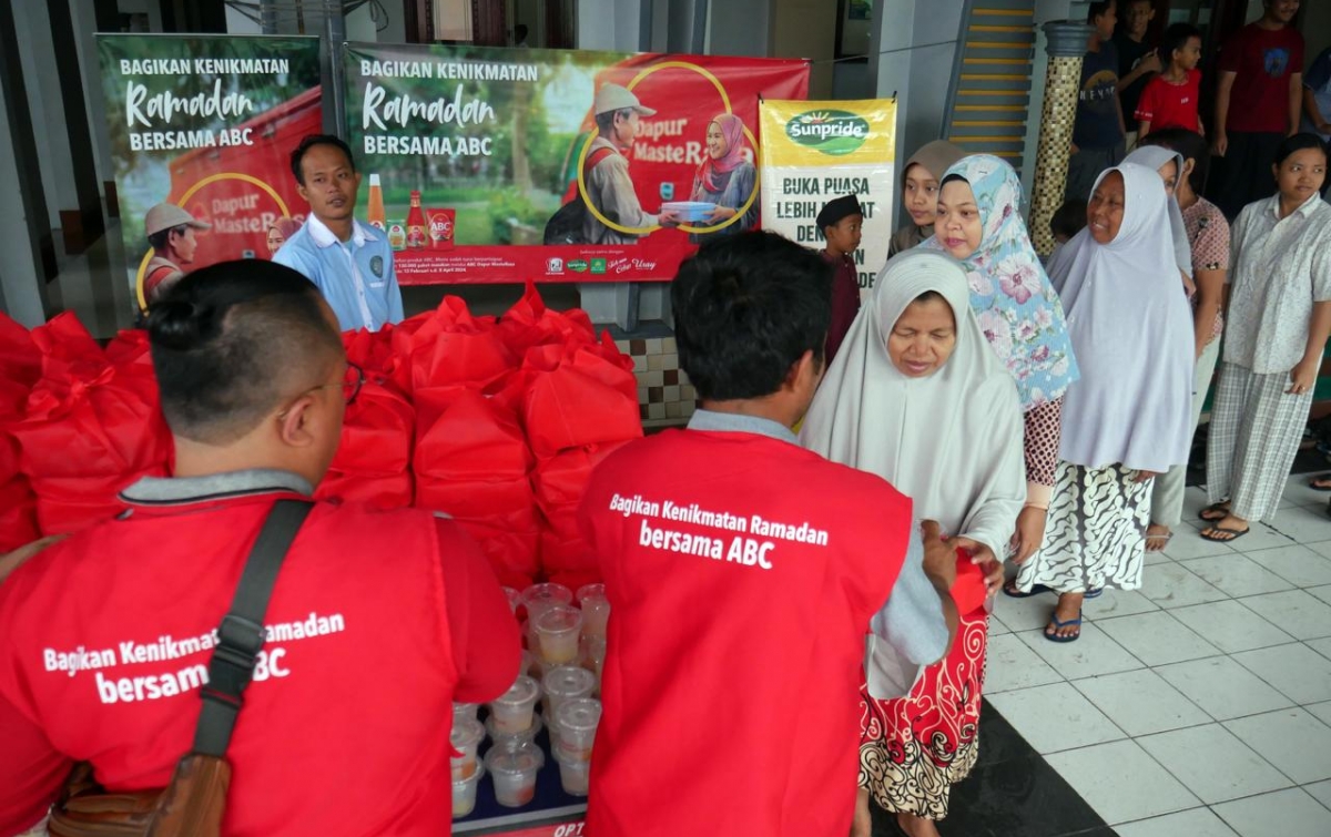 Puluhan Emak-emak di Medan Masak Bersama, Bagikan 12.000 Paket Buka Puasa