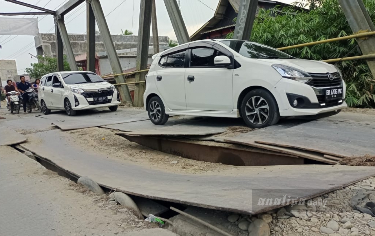 Jembatan Sei Air Tenang Rusak Parah