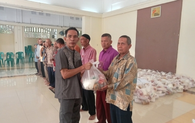 Bakrie Sumatera Plantation Bagikan 1.200 Paket Sembako ke Masyarakat