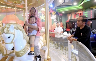 Jokowi Manfaatkan Libur Lebaran Temani Cucu Bermain di Mal Centre Point Medan
