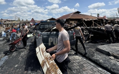 Personel Polres Taput Bersihkan Puing-puing Sisa Kebakaran Pasar Tarutung