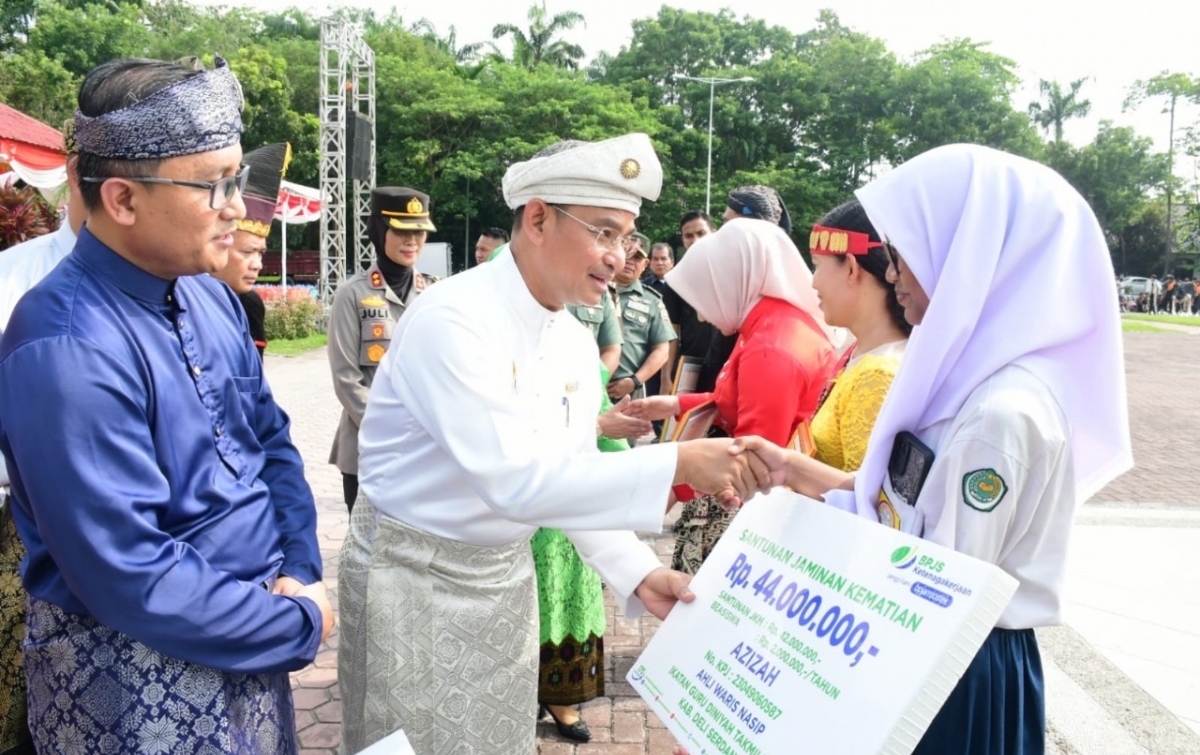 Momen Hardiknas, Pj Bupati Deliserdang Serahkan Santunan Kepada 5 Ahli Waris