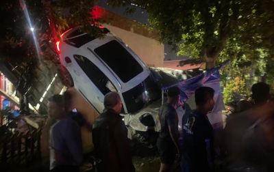 Mobil Porsche Tabrak Avanza Lalu Tersangkut di Dinding, Peristiwa di Jalan Putri Hijau